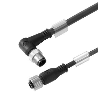 Zwei schwarze Kabel mit metallischen Steckverbindern an den Enden; eines ist abgewinkelt. Elektrische Verbindungselemente.