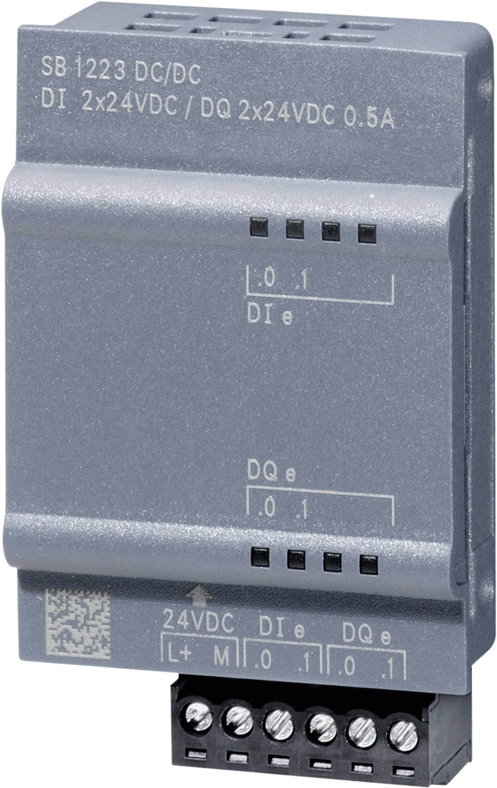 Ein graues industrielles Modul mit der Aufschrift 'SB 1223 DC/DC DI 2x24VDC / DQ 2x24VDC 0.5A'. Es hat Anschlüsse an der Unterseite.