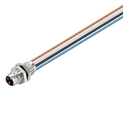 Kabelstecker mit Metallgehäuse, drei Anschlussstifte und orangener Umrissmarkierung, gegen weißen Hintergrund.
