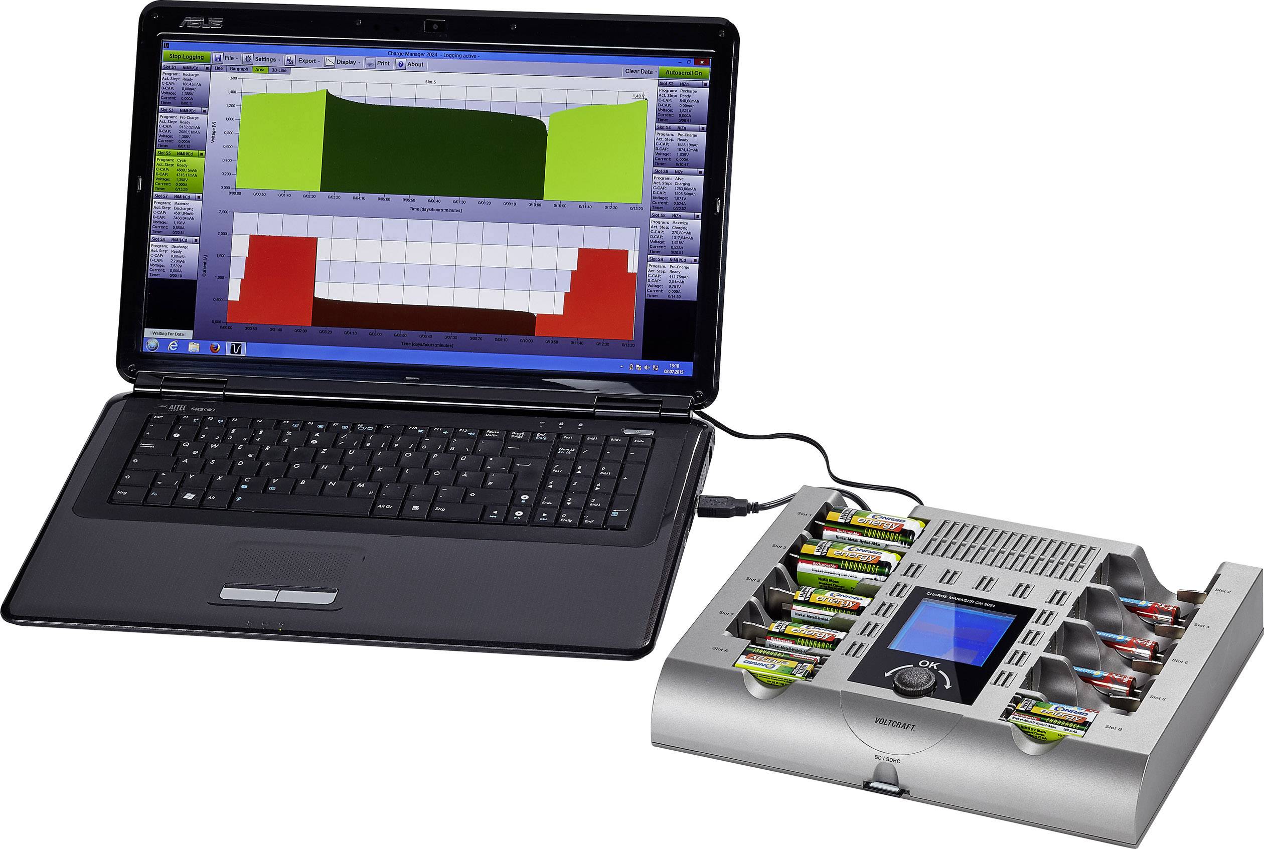 Ein Laptop zeigt grafische Daten eines Batterie-Testgeräts, das mehrere Batterien auf ihre Leistung überprüft.