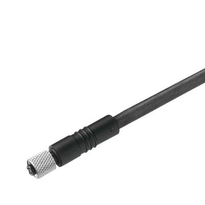 Kabel mit geriffeltem Metallende, möglicherweise ein Anschlusskabel für Geräte. Schwarzes Kabel mit flexiblem Kunststoffmantel.