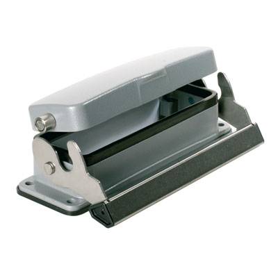 Ein silberner Locher mit zwei Löchern, geeignet zum Stanzen von Papier für Ordner. Robust und aus Metall, auf einer flachen Oberfläche.