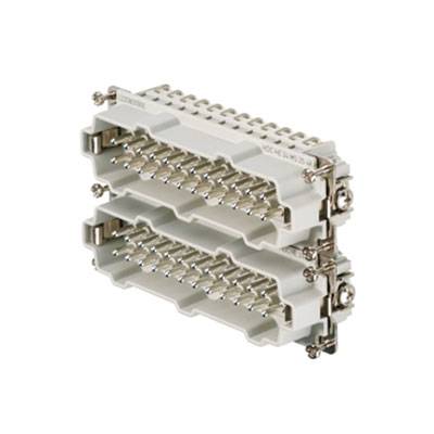 Ein rechteckiger elektrischer Industriestecker mit zwei separaten Reihen aus silbernen Kontaktstiften, montiert an einer Metallplatte.