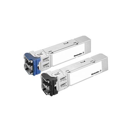 Zwei metallische Netzwerkkonverter mit blauen und schwarzen Steckverbindungen, auf weißem Hintergrund.