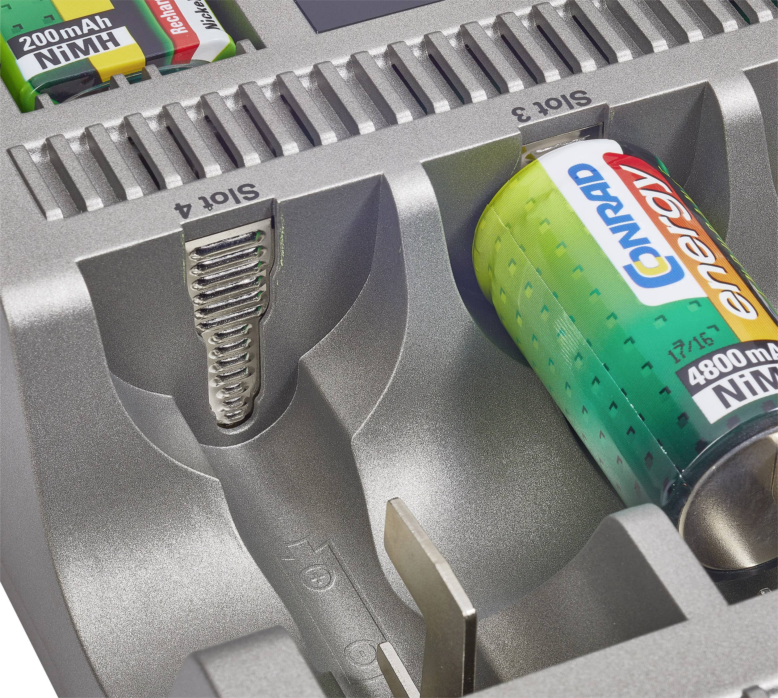 Ein Ladegerät mit zwei eingelegten Batterien, eine 