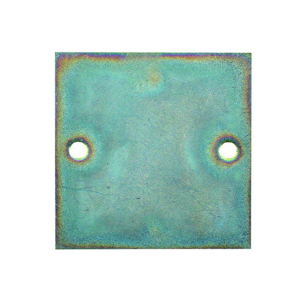 Quadratische Metallplatte mit zarter Patina, zwei Löcher symmetrisch auf beiden Seiten der Mitte.