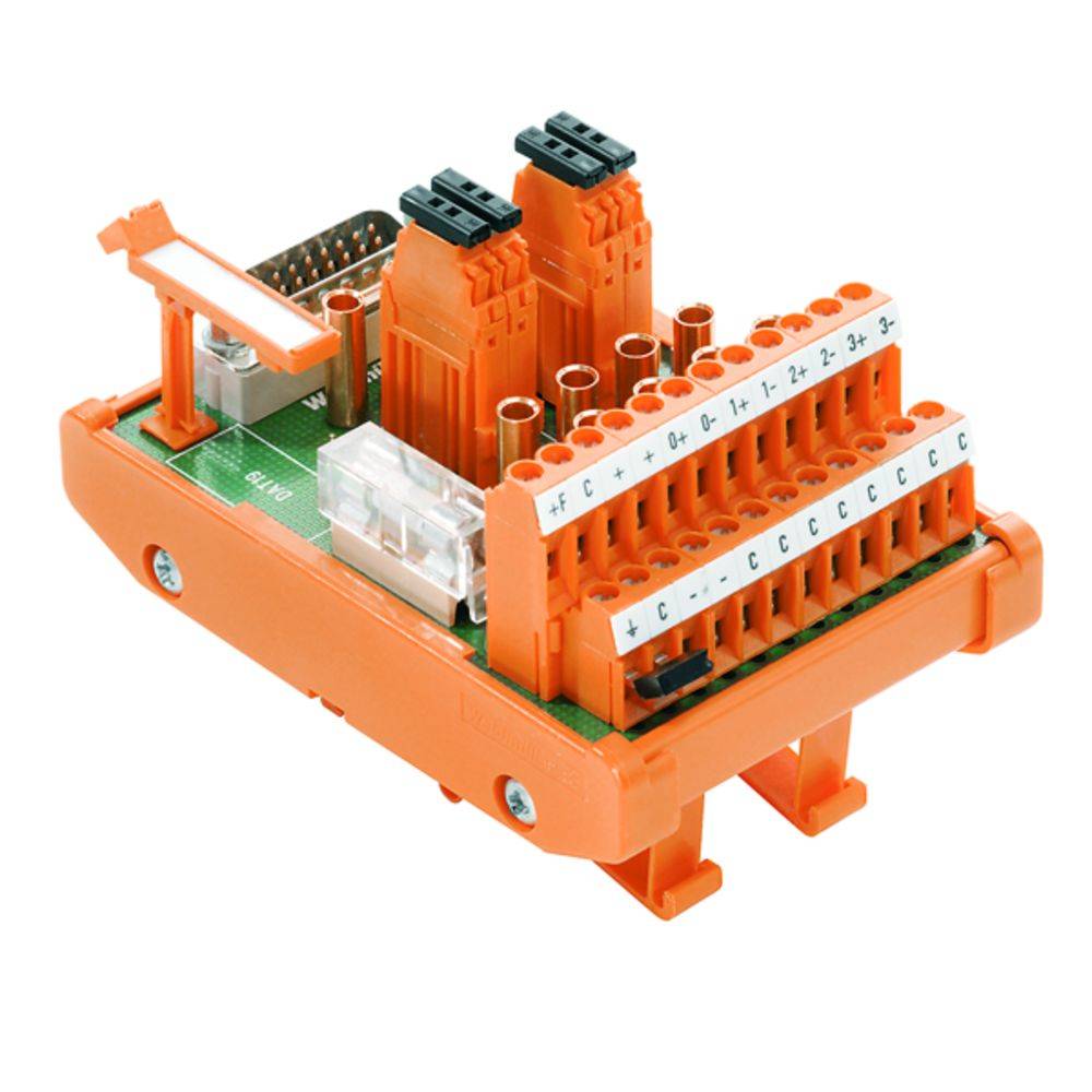 Ein orangefarbener, elektrischer Steckverbinder auf einer Platine mit nummerierten Klemmen, geeignet für industrielle Anwendungen.