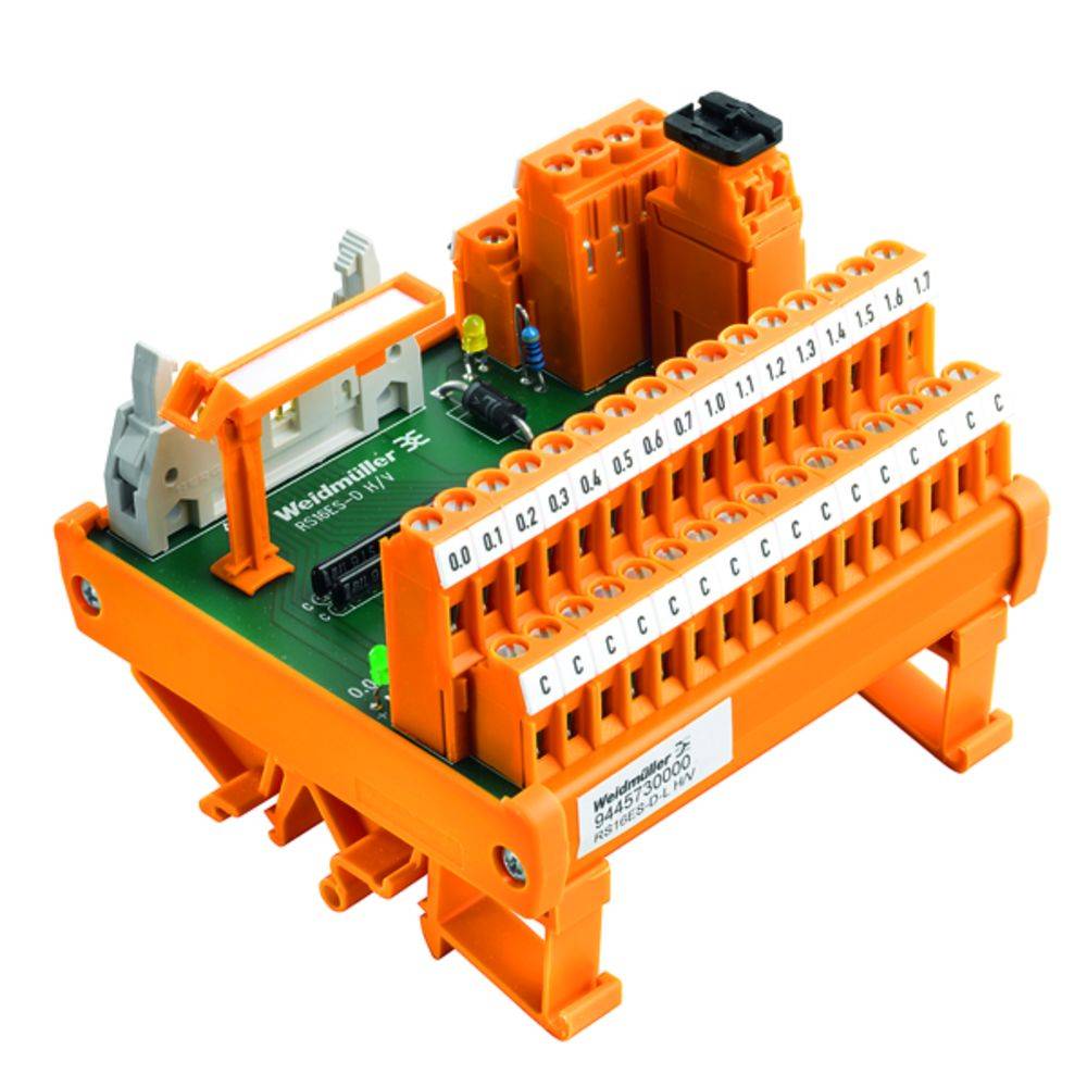 Ein orangefarbenes elektrisches Klemmenmodul mit mehreren Anschlüssen und Beschriftungen, verwendet für die Verdrahtung von Schaltungen.