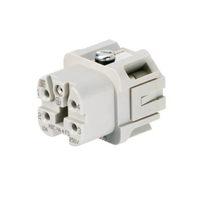 Ein weißer elektrischer Steckverbinder mit vier Steckplätzen und einer Schraubbefestigung oben, geeignet für eine 10A, 250V Verbindung.