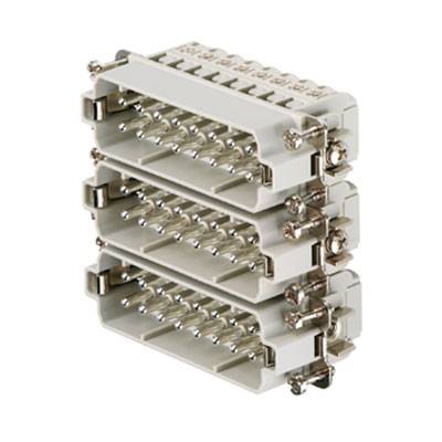 Drei gestapelte graue Steckverbinder mit mehreren Metallstiften, die zur Strom- oder Datenübertragung verwendet werden.