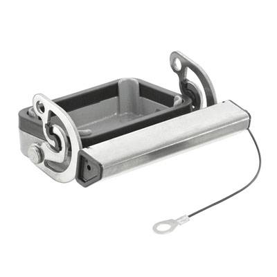 Ein rechteckiger Metallbügel mit Kabel und Befestigungslöchern, vermutlich ein Teil einer mechanischen oder elektrischen Vorrichtung.