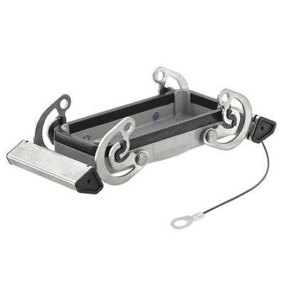 Industriebauteil: rechteckige Metallklemme mit schwenkbaren Armen und einem Sicherungskabel, geeignet für Hebe- oder Haltevorgänge.