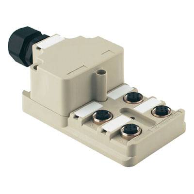 Ein elektrisches Steckmodul mit vier runden Steckverbindungen und einem schwarzen Anschluss, montiert auf einer hellen Basis.