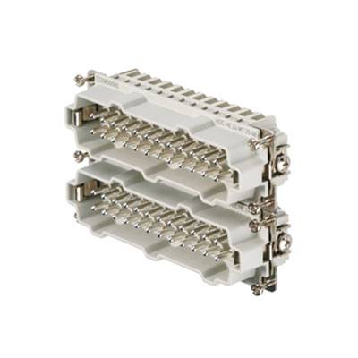 Zwei Reihen rechteckiger Steckverbinder mit Metallkontakten, montiert auf Metallhalterungen. Geeignet zur industriellen Anwendung.