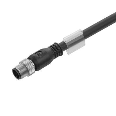 Schwarzer elektrischer Stecker mit Metallgewinde und transparentem Kunststoffhülle, verwendet zur Verbindung von Kabeln.