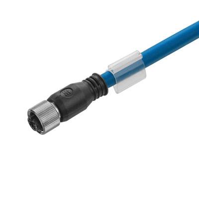 Ein blaues Kabel mit schwarzem Steckverbinder und Kunststoffschutzkappe auf weißem Hintergrund.
