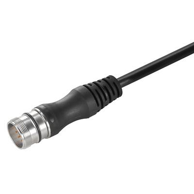 Schwarzes elektronisches Kabel mit silbernem Anschlussstecker, geeignet für technische Geräteverbindungen, auf weißem Hintergrund.