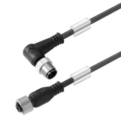 Zwei schwarze Steckerkabel mit silbernen Schraubverschlüssen, eines abgewinkelt. Sie scheinen für elektronische Verbindungen bestimmt.