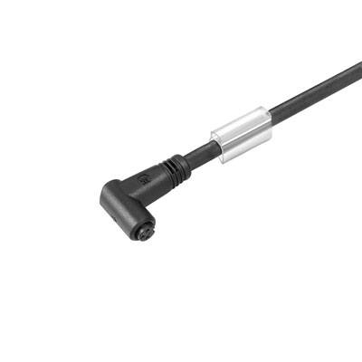 Ein schwarzes L-förmiges Stromkabel mit einem Metallanschluss.