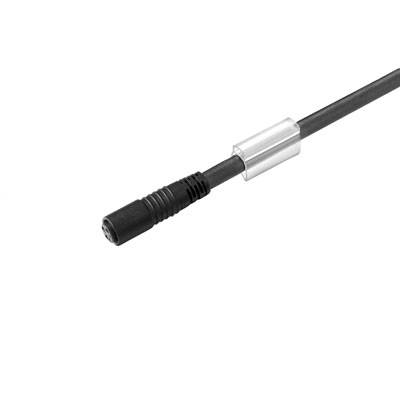 Ein schwarzes Kabel mit einem schlanken, zylindrischen Adapter in der Mitte. Der Anschluss ist männlich, geeignet für elektronische Geräte.