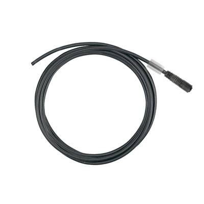 Ein langes, schwarzes Kabel mit einem Stecker an einem Ende, aufgerollt zu einem Kreis.