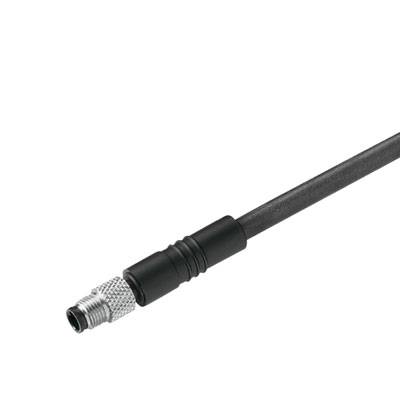 Ein schwarzes Kabel mit einem Metallstecker am Ende, das möglicherweise zu einem elektronischen Gerät oder einer Maschine gehört.