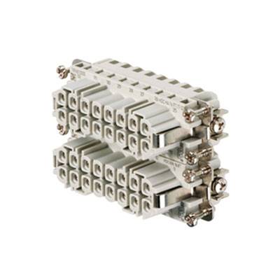 Zwei graue, rechteckige Elektroklemmleisten übereinander angeordnet, mit nummerierten Anschlüssen und Metallverbindungen.