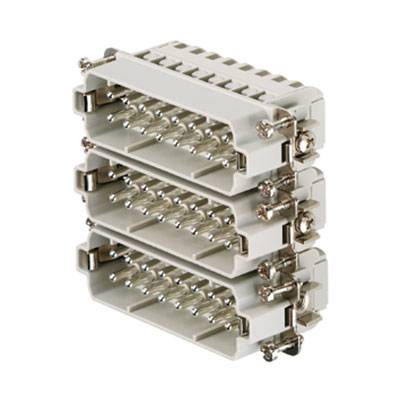 Drei übereinander gestapelte elektrische Steckverbinder mit silbernen Kontakten und hellgrauen Kunststoffgehäusen.