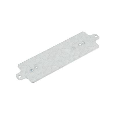 Rechteckige, silberne Metallplatte mit vier kleineren Löchern in der Mitte und zwei größeren Löchern an den Enden.