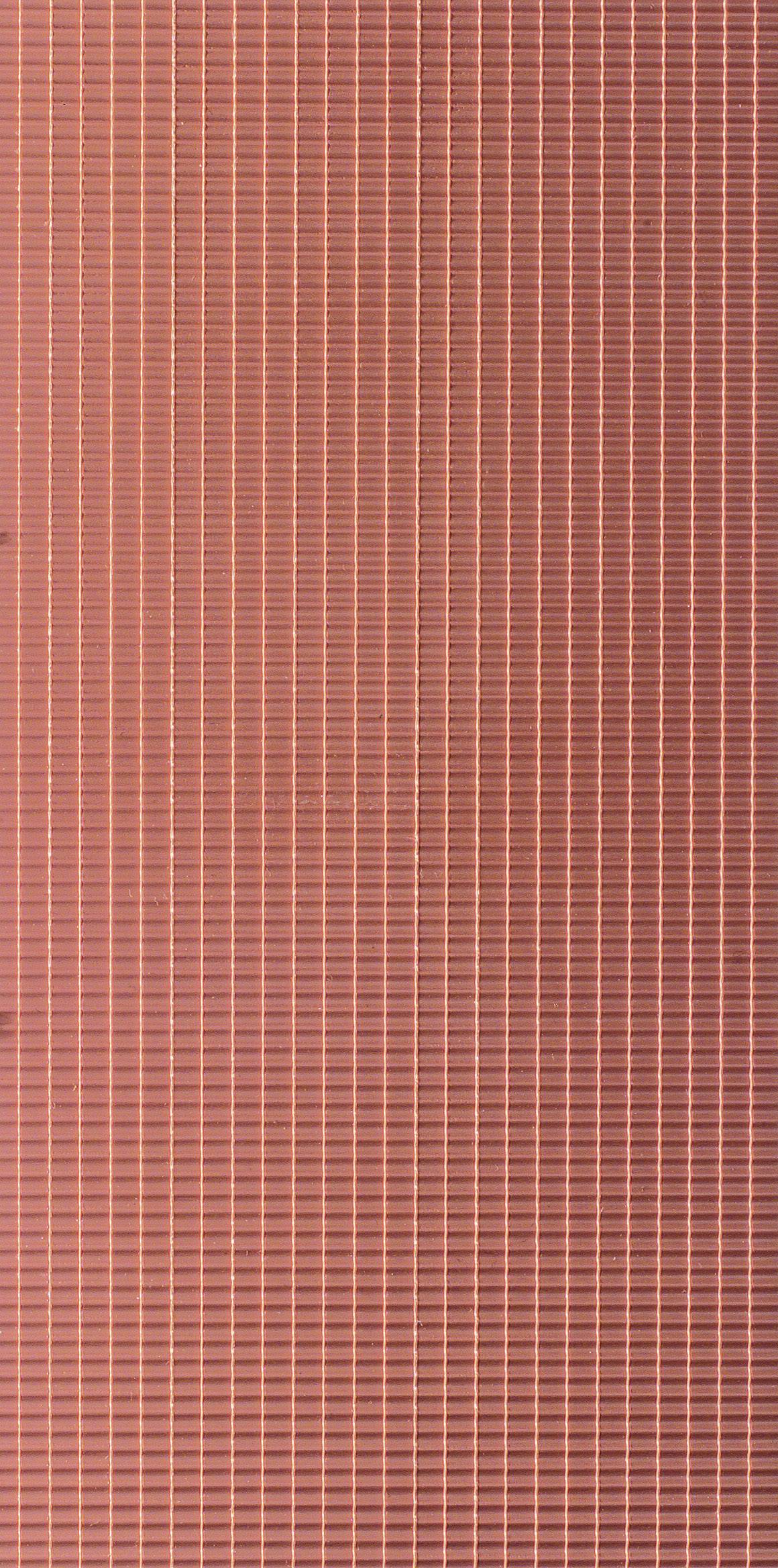 Ein Gittermuster in Rot und Rosa, bestehend aus vertikalen und horizontalen Linien, erstreckt sich über die gesamte Fläche des Bildes.