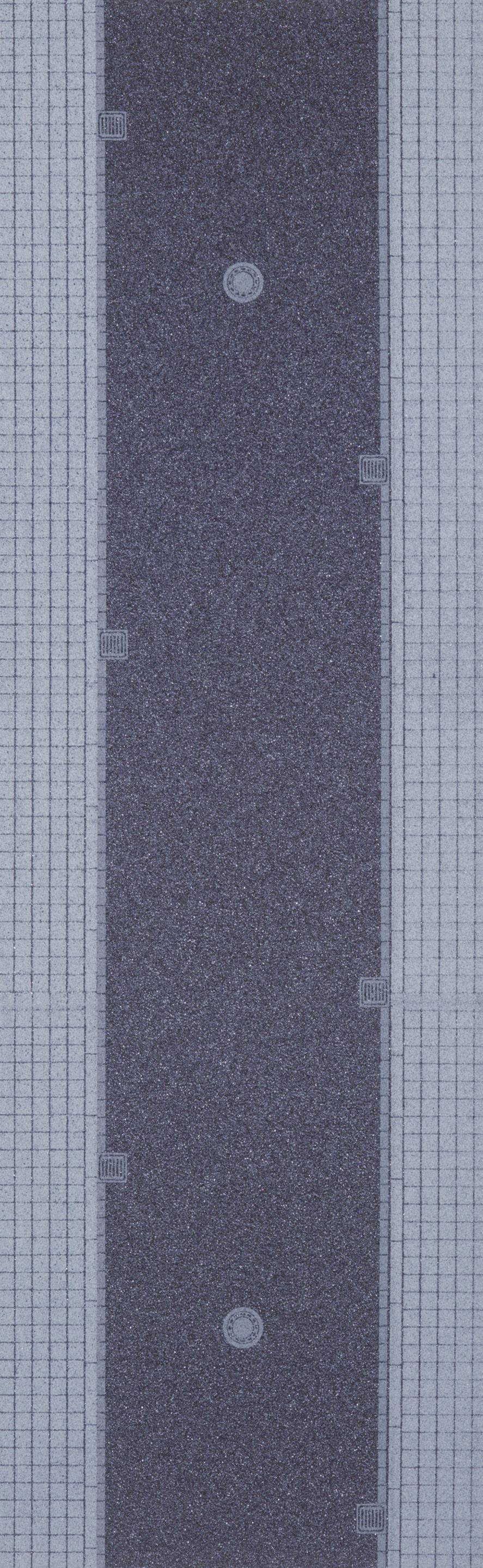 Ein langes, vertikales, texturiertes Element auf hellgrauem Hintergrund, möglicherweise Teil eines architektonischen oder künstlerischen Designs.