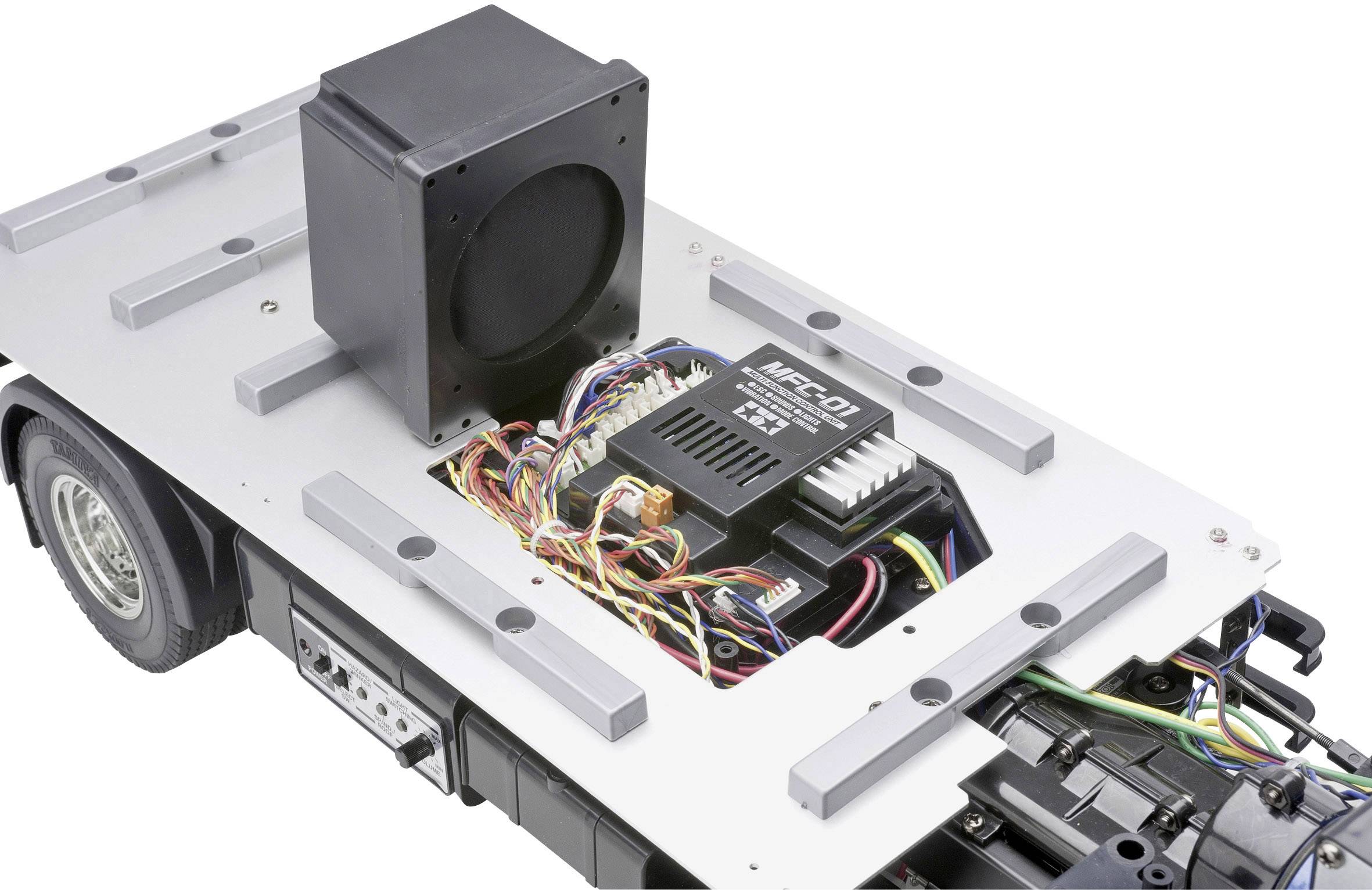 Modellfahrzeug-Chassis mit einem elektronischen Steuergerät (MFC-01) und verkabelten Komponenten, die sichtbar auf der Plattform montiert sind.