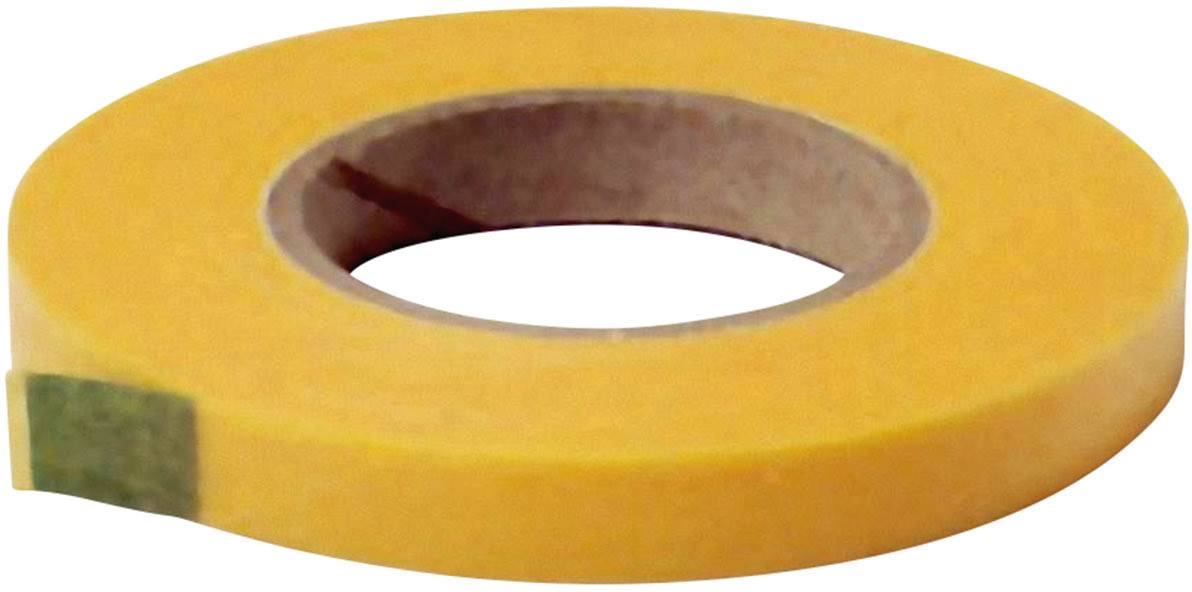 Gelbes Klebeband in Rollenform auf weißem Hintergrund.