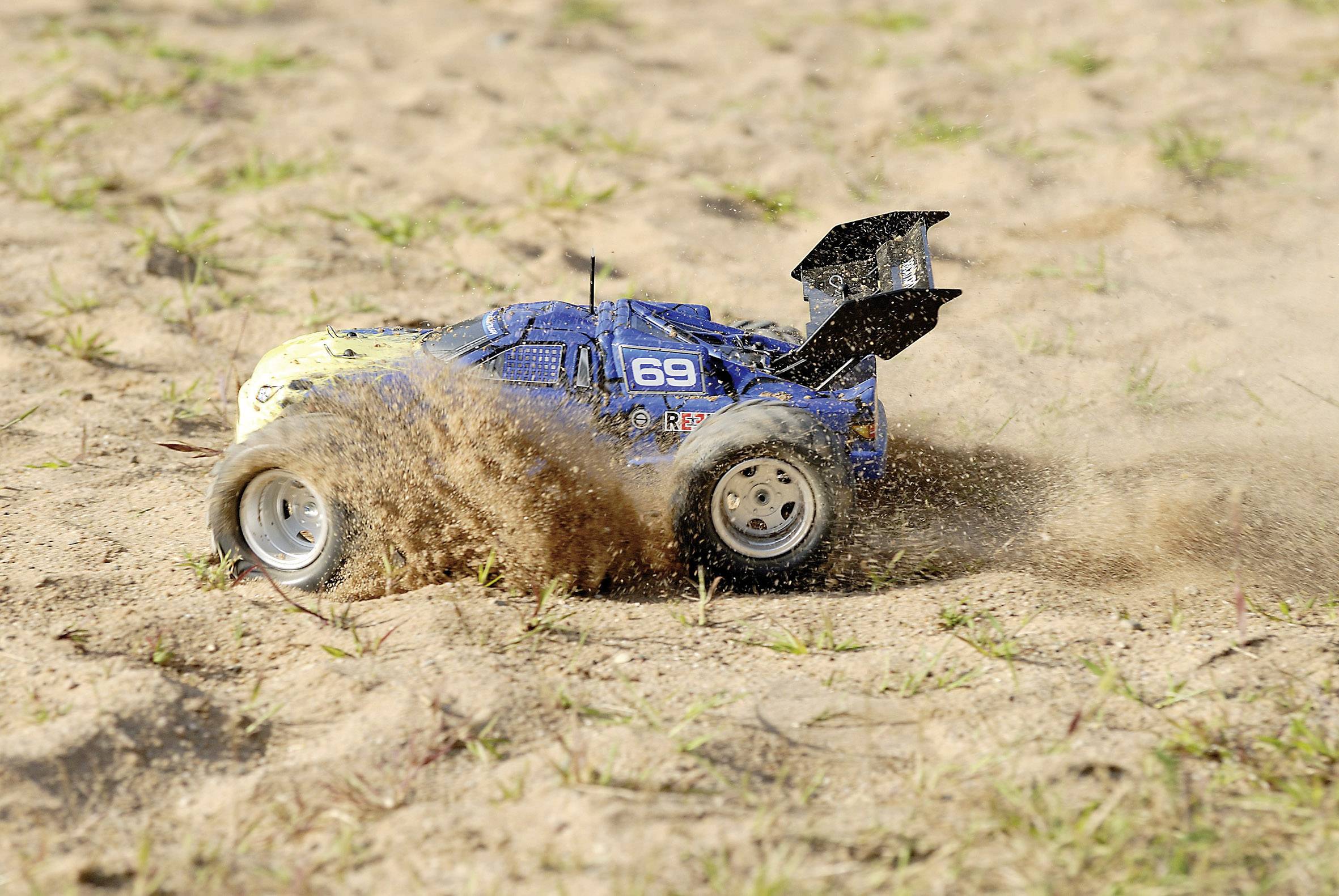 Reely Rockhard Brushed 1:10 RC Modellauto Elektro Truggy Allradantrieb (4WD) RtR 2,4GHz