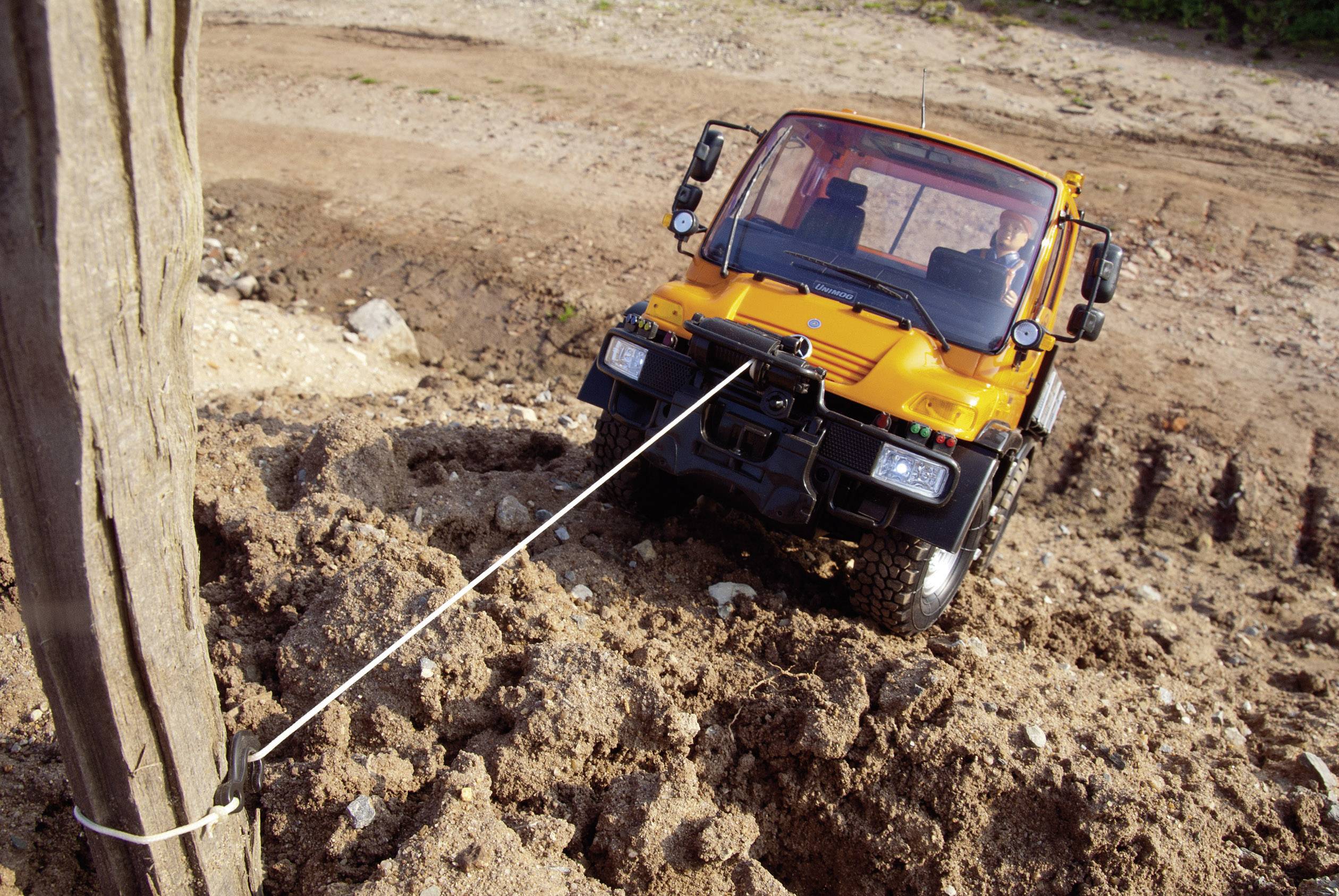Carson Modellsport Unimog Mercedes Benz U300 Bauhof 1:12 RC Einsteiger Funktionsmodell Baufahrzeug inkl. Akku, Ladegerät und
