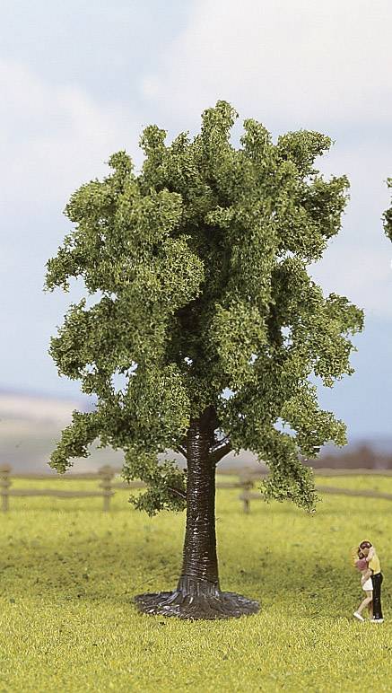 Ein Modellbaum steht auf grünem Rasen. Neben dem Baum befindet sich eine kleine Figur eines Menschen, was die Größe des Baums betont.