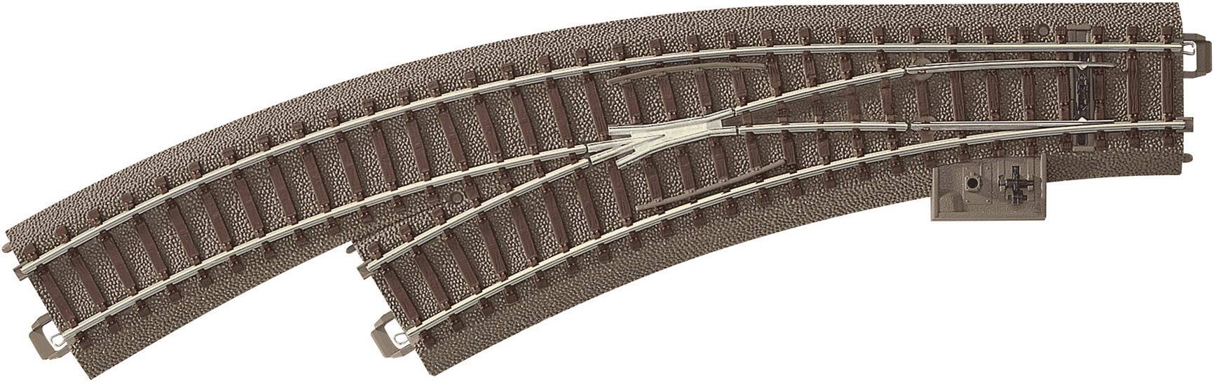 Zwei gebogene Modelleisenbahn-Gleise, die sich an einem Punkt in eine Weiche verzweigen.