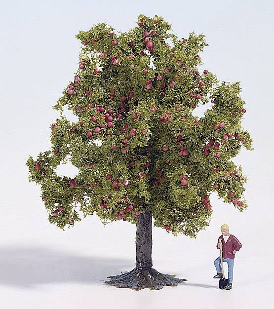 Eine Miniaturfigur lehnt an einem Modell-Apfelbaum mit vielen roten Äpfeln.