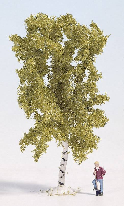 Ein Miniaturmodell einer Birke mit grünen Blättern, daneben steht eine kleine Figurenfigur, die eine Person darstellt.