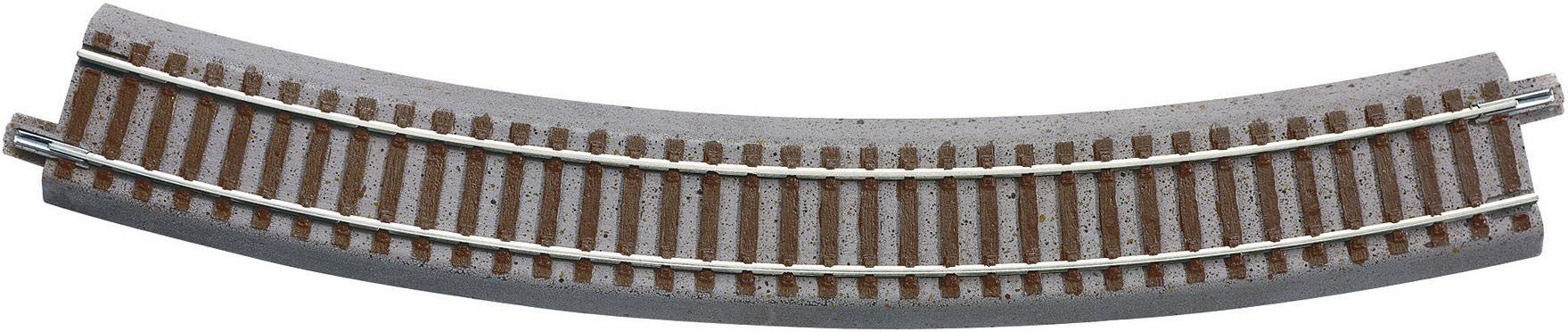 Eine gebogene Modellbahnschiene mit zwei Metallschienen auf einer braunen, holzähnlichen Schwellenstruktur.