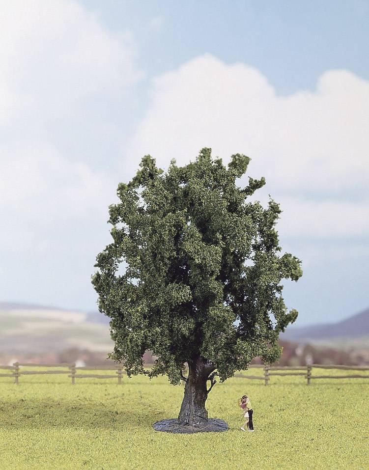 Ein grüner Baum steht auf einem Feld vor einem Holzzaun. Eine kleine Figur betrachtet den Baum. Der Himmel ist blau mit weißen Wolken.