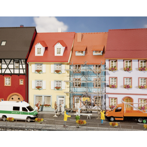 Maisons de petites villes avec atelier de peinture FALLER 130494