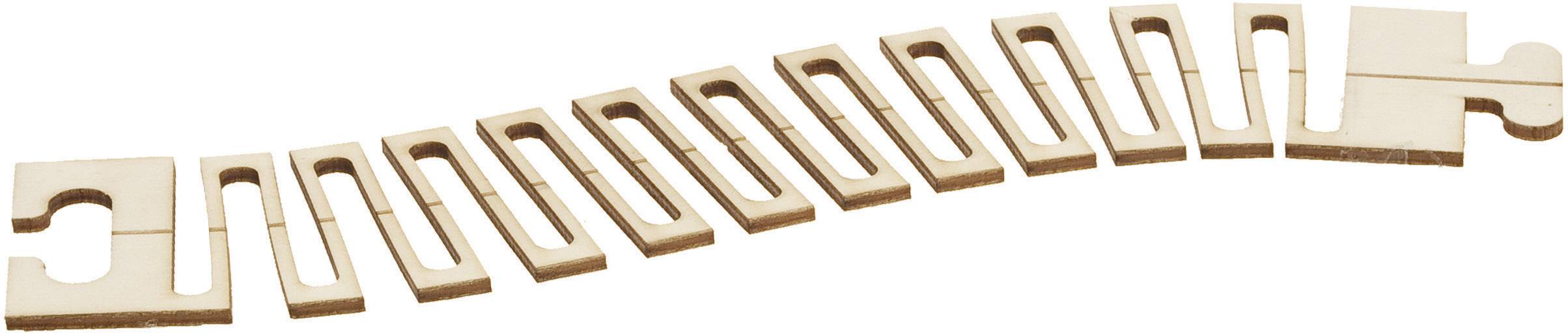 Mehrere braune, sich wiederholende Puzzleteile bilden eine sanft geschwungene Linie, wobei eines leicht abgesetzt ist.