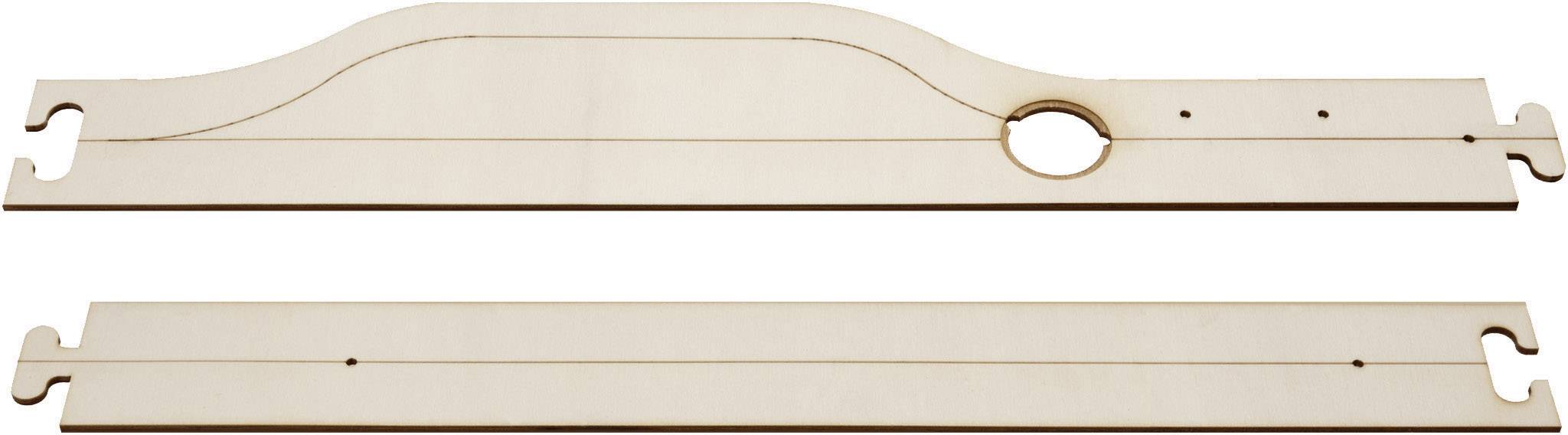 Zwei Holzplatten in verschiedenen Formen. Die obere hat einen runden Ausschnitt und geschwungene Details, die untere ist schlicht und rechteckig.