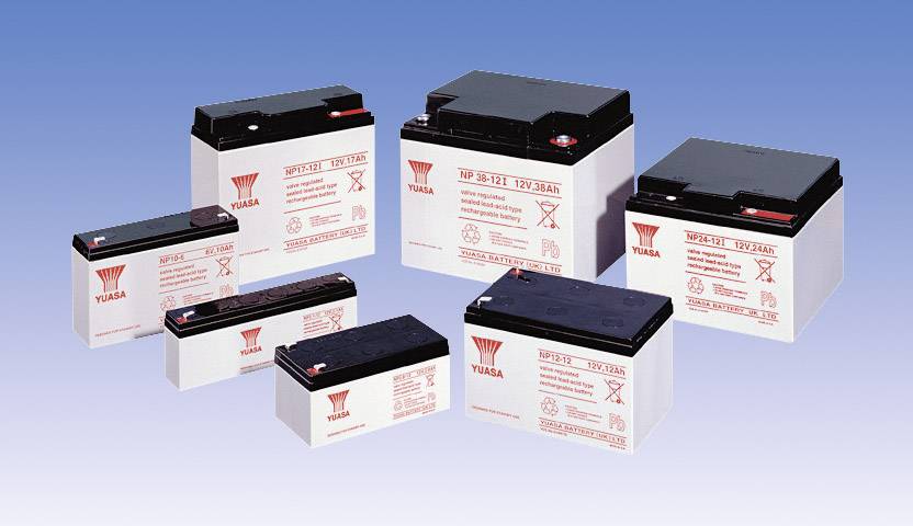 Verschiedene Größen von Yuasa-Batterien auf blauem Hintergrund.