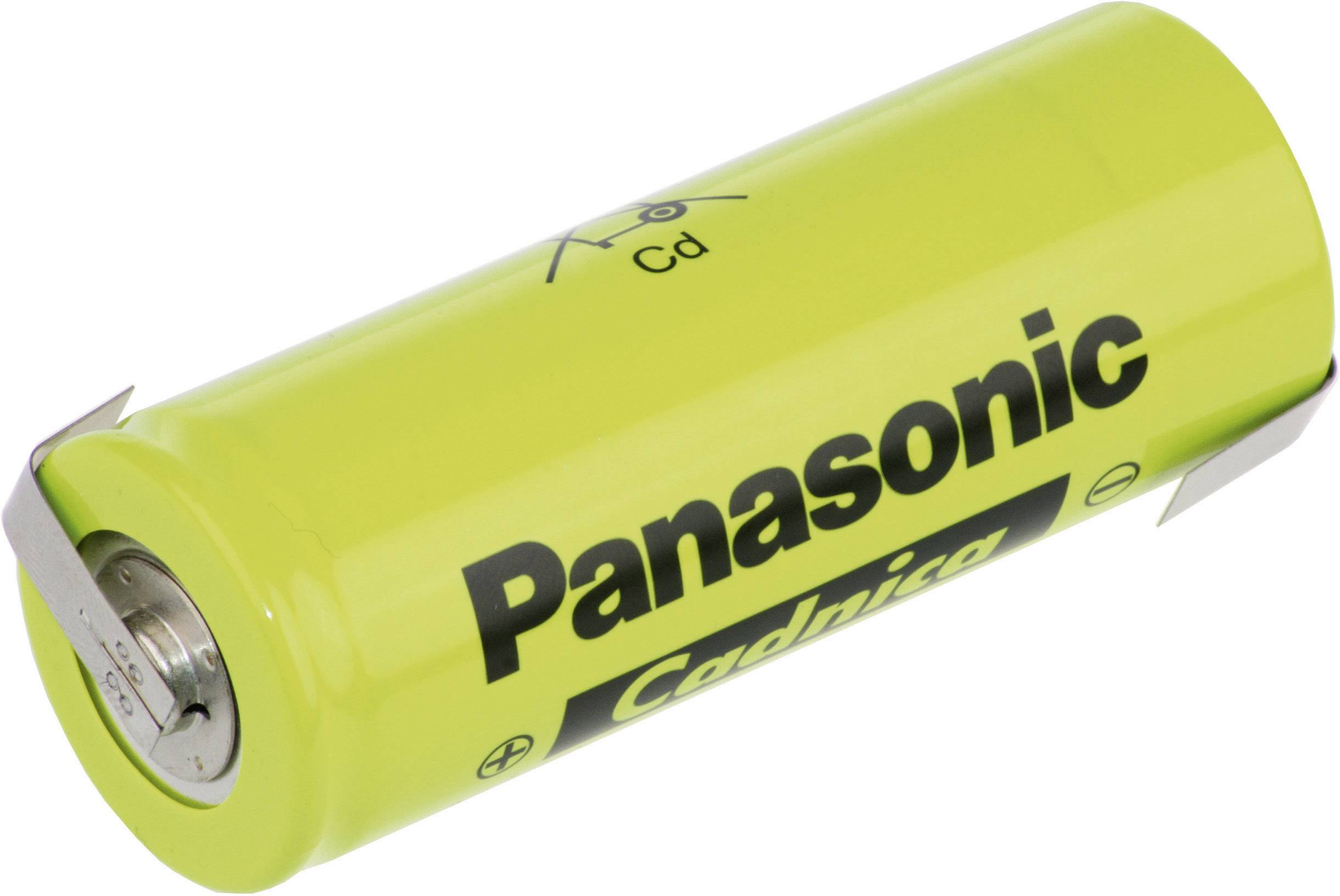 Zylindrische grüne Batterie mit blauem 'Panasonic'-Aufdruck. Oben sind das Recycling-Symbol und 'Cd' für Cadmium zu sehen.