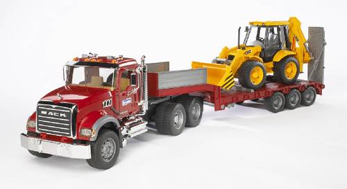 Ein roter Lastwagen transportiert einen gelben Bagger auf einem Anhänger. Der Lastwagen hat glänzende Details und mehrere Achsen.