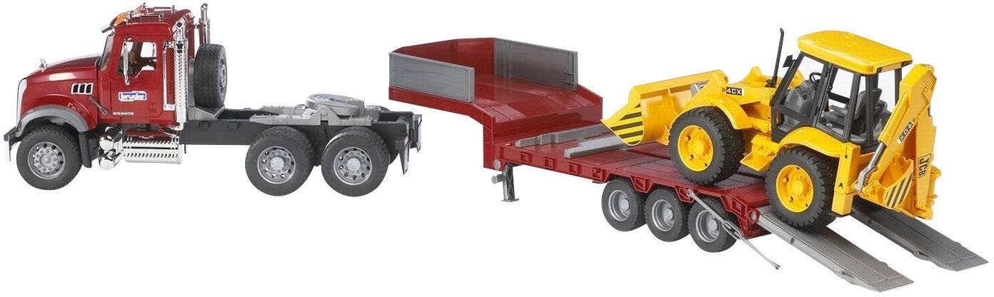 Ein roter Spielzeug-Lkw zieht einen Anhänger, auf dem ein gelber Bagger steht. Der Bagger ist mit dem Anhänger verbunden.