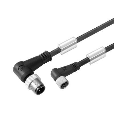 Ein schwarzes Kabel mit einem rechtwinkligen und einem geraden Stecker. Beide Teile haben eine silberne Metallhülle an den Enden.