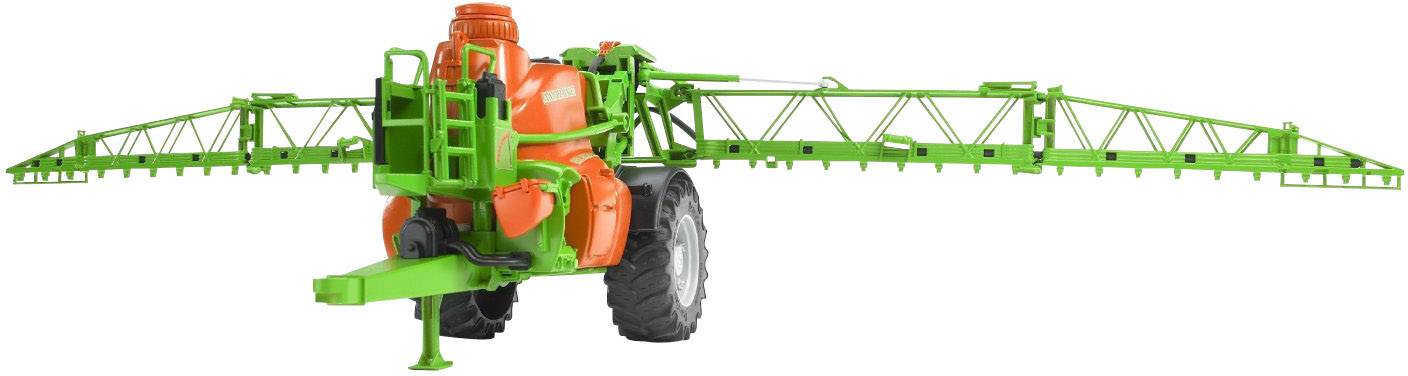 Ein grüner landwirtschaftlicher Anhänger mit Sprühausrüstung und großen Wassertanks zur Pflanzenbewässerung auf dem Feld.